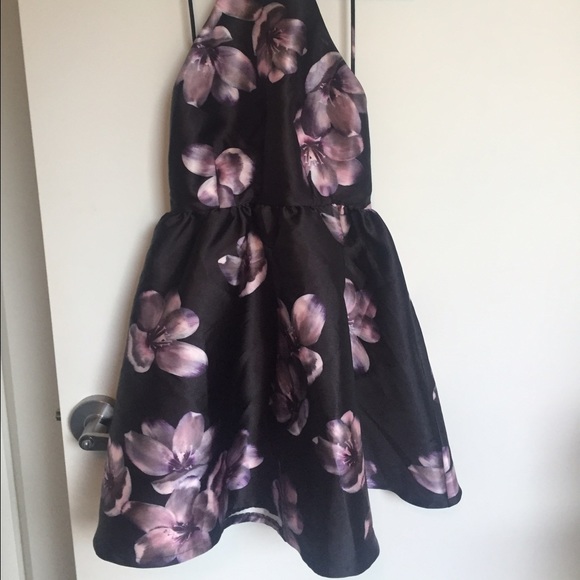 Beautiful dress!! - Picture 2 of 3