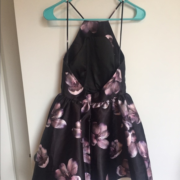 Beautiful dress!! - Picture 3 of 3