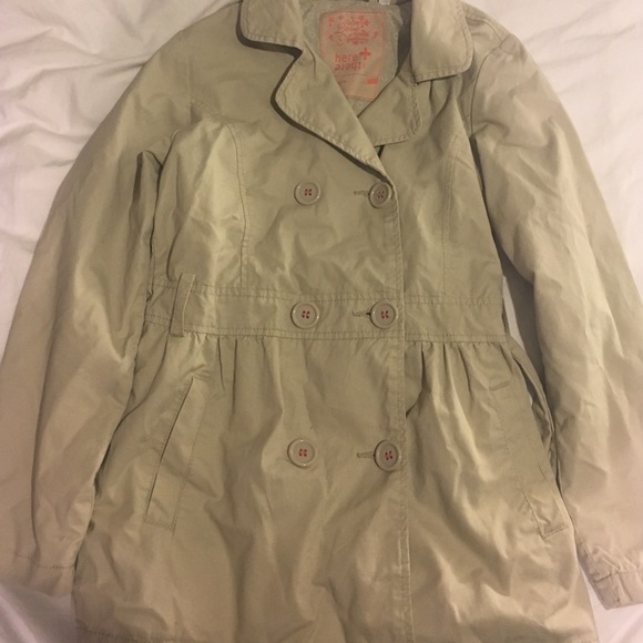 Tan trench coat size medium belt that wraps around