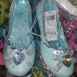 Bnwt in package youth size 9/10 disney flats.