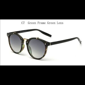 Glasses with the carrier and cleaner!☀️