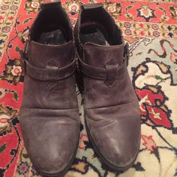 Charles David Booties Sz. 9