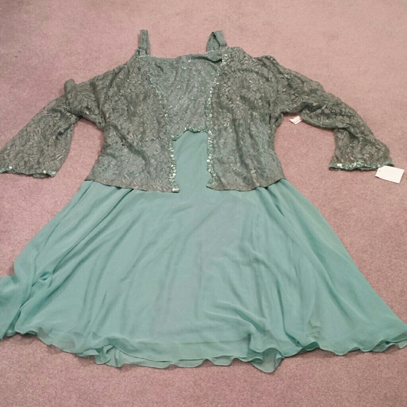Gorgeous teal dress!