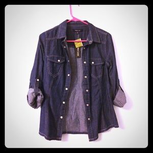 📦 Classic Blue Denim Jacket, with snap buttons.