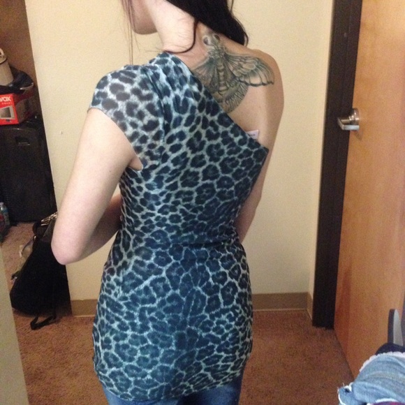Leopard print one sleeve top - Picture 3 of 4