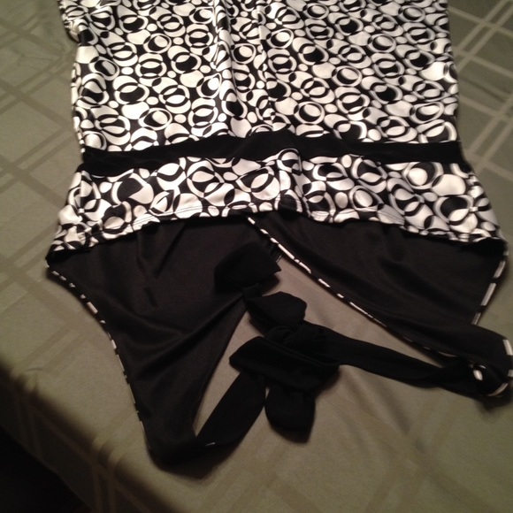 Halter dress - Picture 2 of 4
