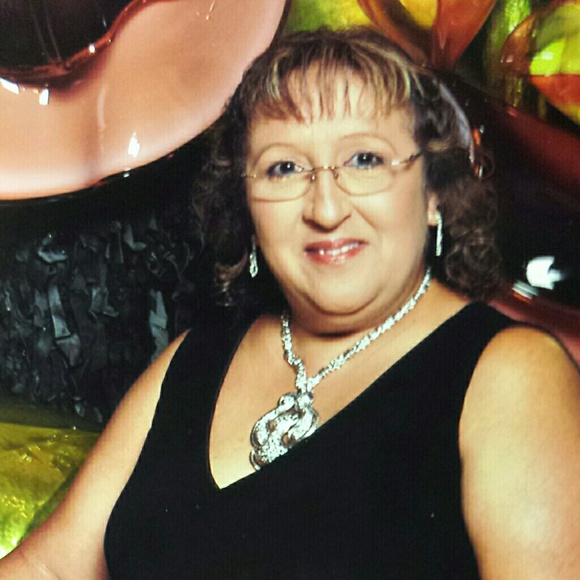 🎀 Meet your Posher, Lacy & Smurf  POSHMARK AMBASSADOR ⭐️ - Picture 2 of 12