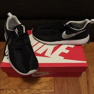 Black and white nike rosherun GS