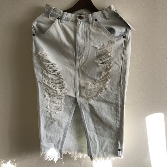 ☑️NWT one teaspoon distressed slit skirt