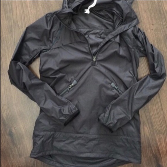Lululemon rain jacket size 4