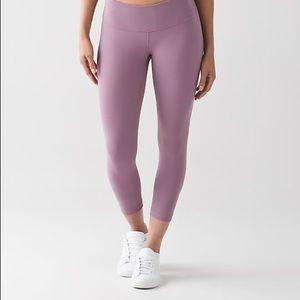 ISO!! Wunder Under Crop Dusty Mauve in a 6 or 8