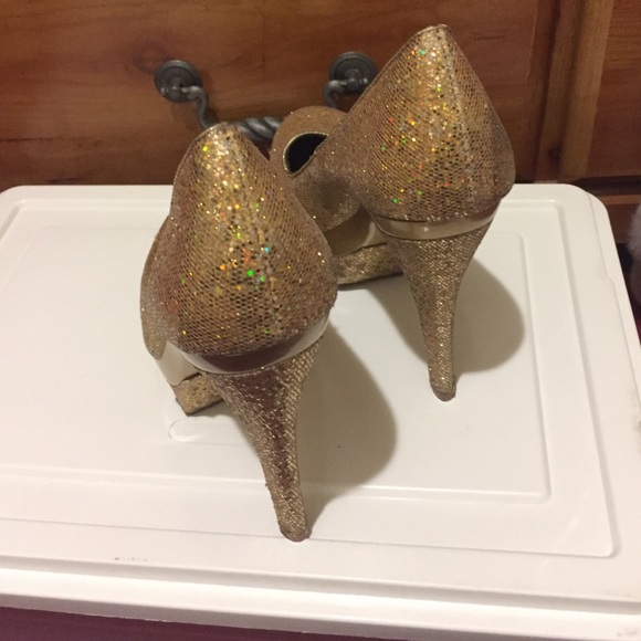 Just Fab gold pumps - Picture 3 of 4