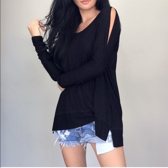 🌸Sale 🌸Black thin arm slit top 💙