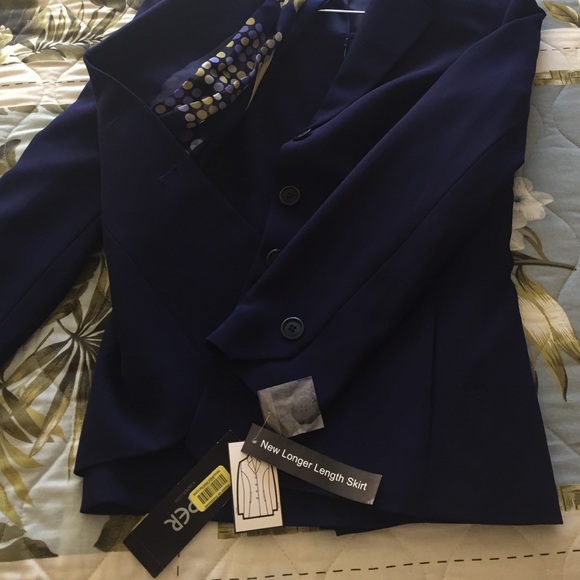 Kasper new skirt suit. Petite - Picture 3 of 3