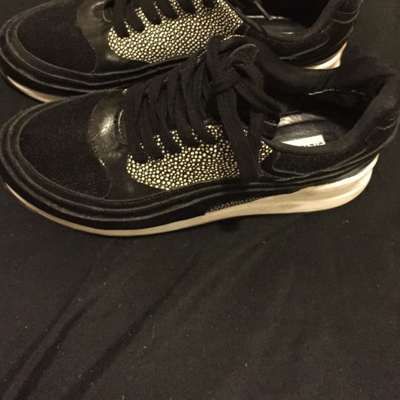 Steve Madden sneakers good condition no holes,rips - Picture 2 of 4