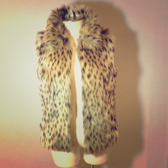 Citations faux leopard fur vest.