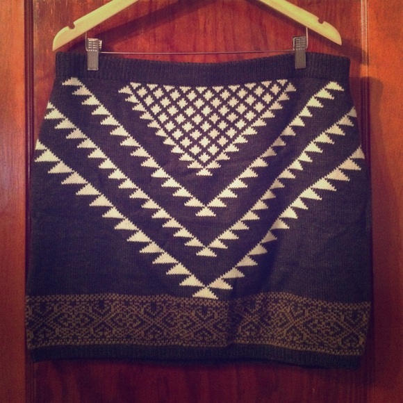 NWT!! Super comfy, Aztec print knit skirt.