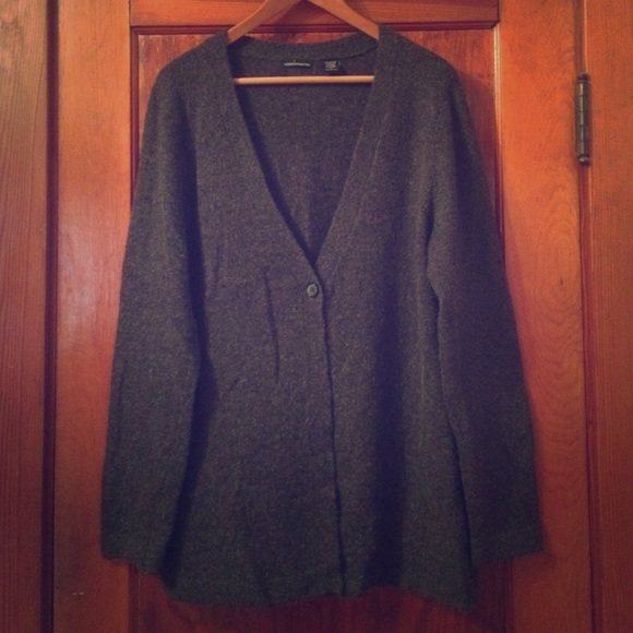 NWOT!! Classy gray cardigan.