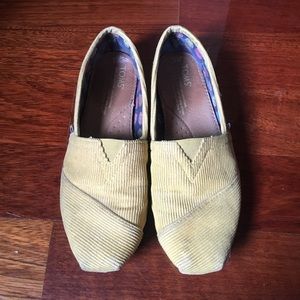 Toms Size 6 slip on shoes