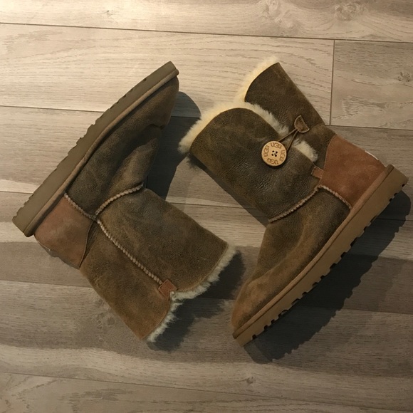 UGG Shoes - CHESTNUT BROWN BAILEY BUTTON SHORT UGG BOOTS