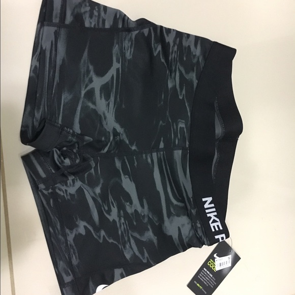 Nike running shorts - Picture 2 of 4