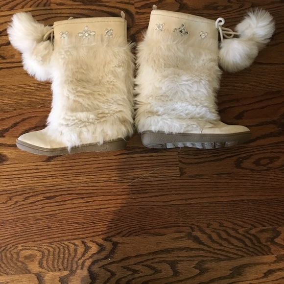 Girls furry white boots
