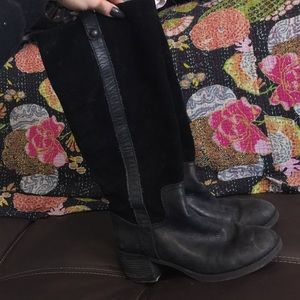 BCBG Blk Suede Boots