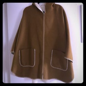 Hooded cape with wipstitch in tan and cream