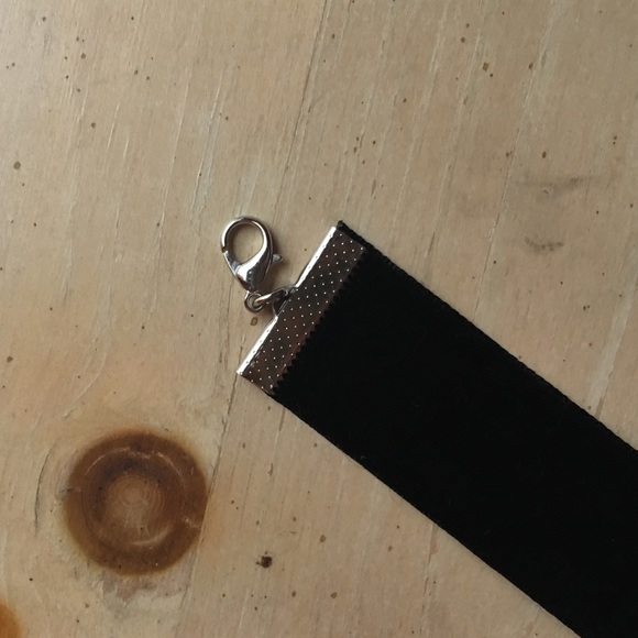 Velvet Choker - Picture 2 of 3