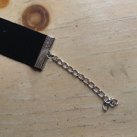 Velvet Choker - Picture 3 of 3