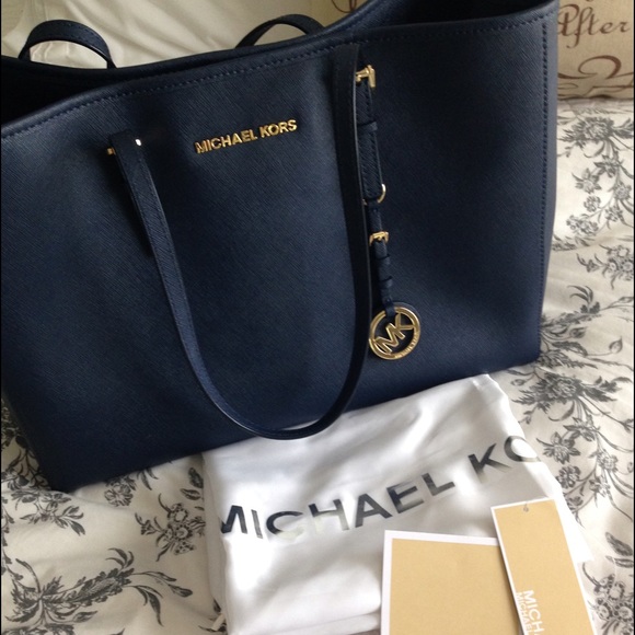 Reduced!! NWT Michael Kors Navy Jet Set Tote Large