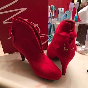 IMPO SCARLET RED SUEDY STRETCH BOW TEWANA 7.5