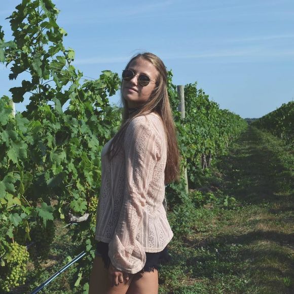 Meet your Posher, Madison - Picture 1 of 1