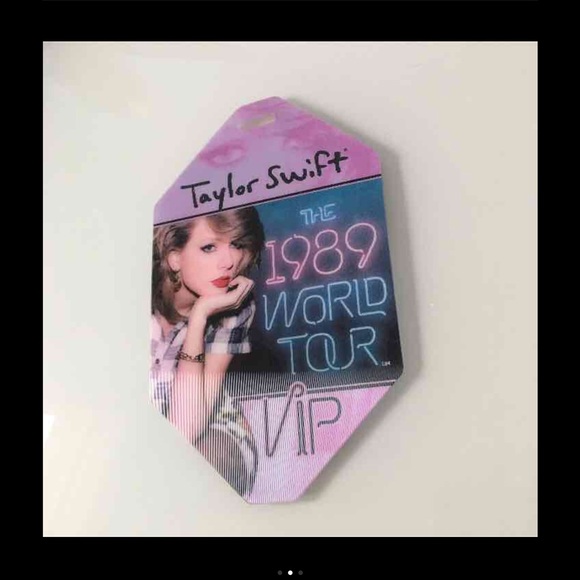 Holographic Taylor Swift VIP 1989 badge - Picture 2 of 2