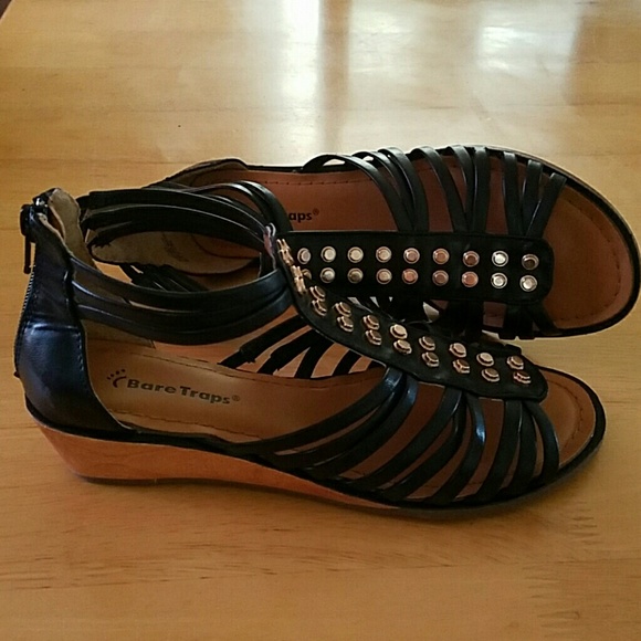 BARE TRAPS GOLD STUDS 6.5
