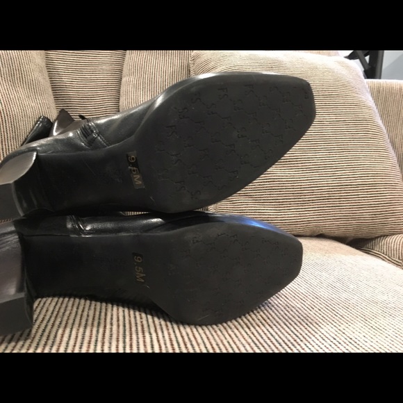 Women's Sz 9.5 Black Boots - Picture 2 of 9
