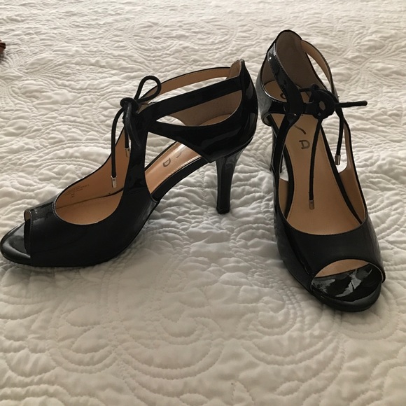 UNISA TIE STRAP PUMPS BLACK PATENT Size 8
