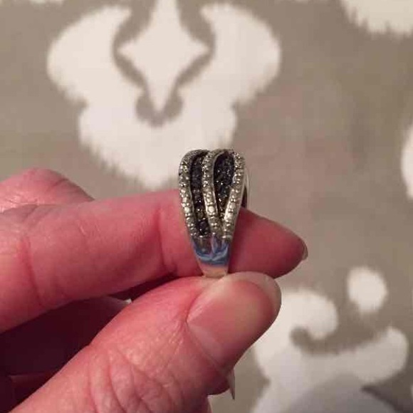 Gorgeous black and white diamond ring - Picture 2 of 3