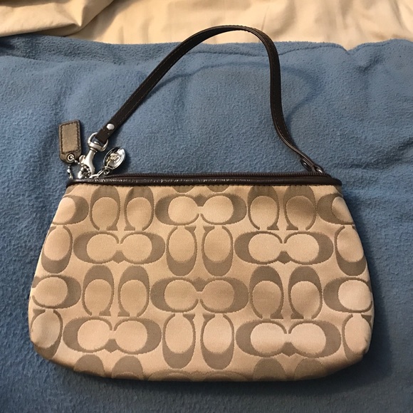 Sold on M. New with out tags large coach wristlet - Picture 2 of 4