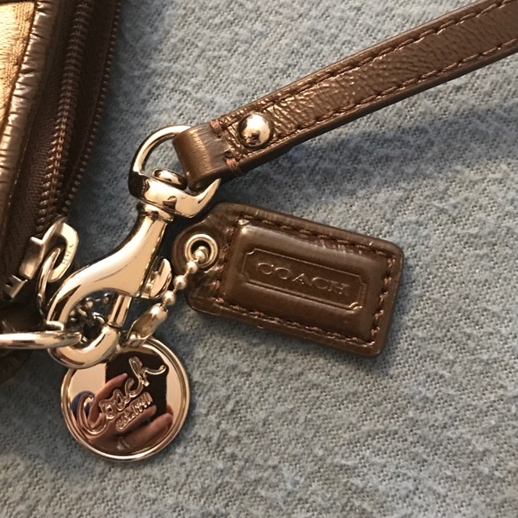 Sold on M. New with out tags large coach wristlet - Picture 4 of 4