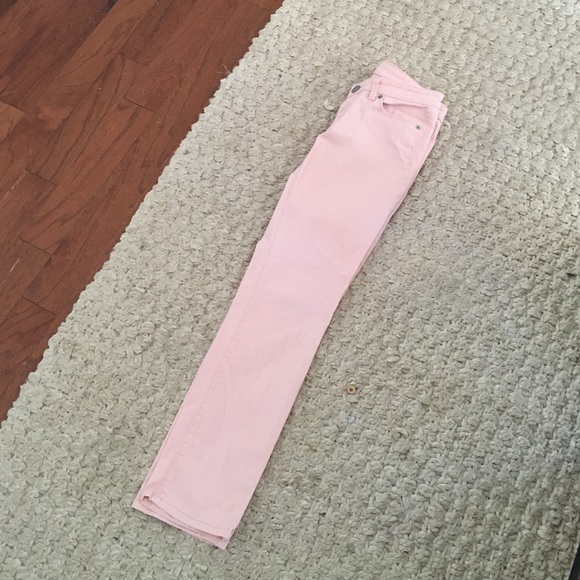 Ankle pale pink stretch jean.