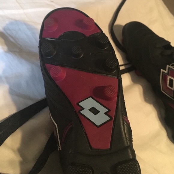 Lotto boys soccer cleats - Picture 2 of 3