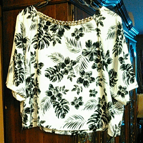 Crop Blouse with Link Necklace - Picture 2 of 3