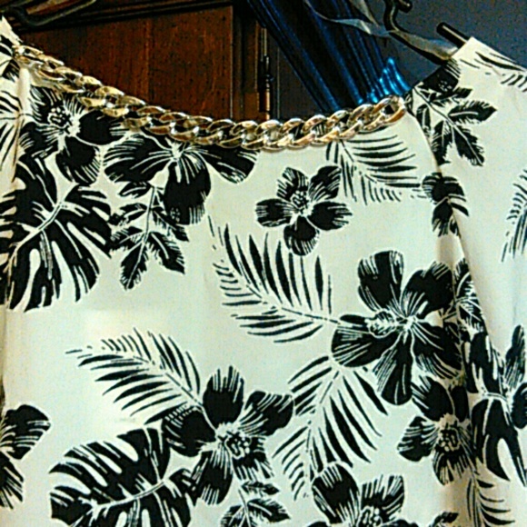 Crop Blouse with Link Necklace - Picture 3 of 3