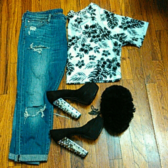 Crop Blouse with Link Necklace - Picture 1 of 3