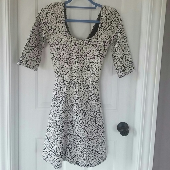 Abercrombie & Fitch Dresses & Skirts - Gorgeous black and white flower dress