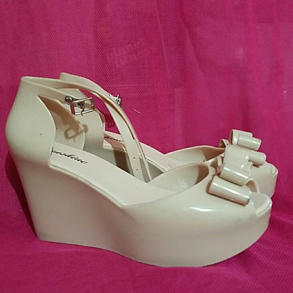 nude jelly wedges