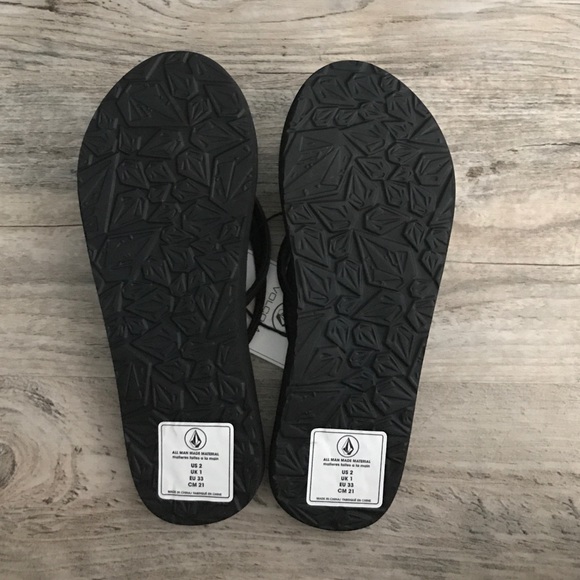 Girls size:2 Volcom Flip Flop, Black. - Picture 2 of 2