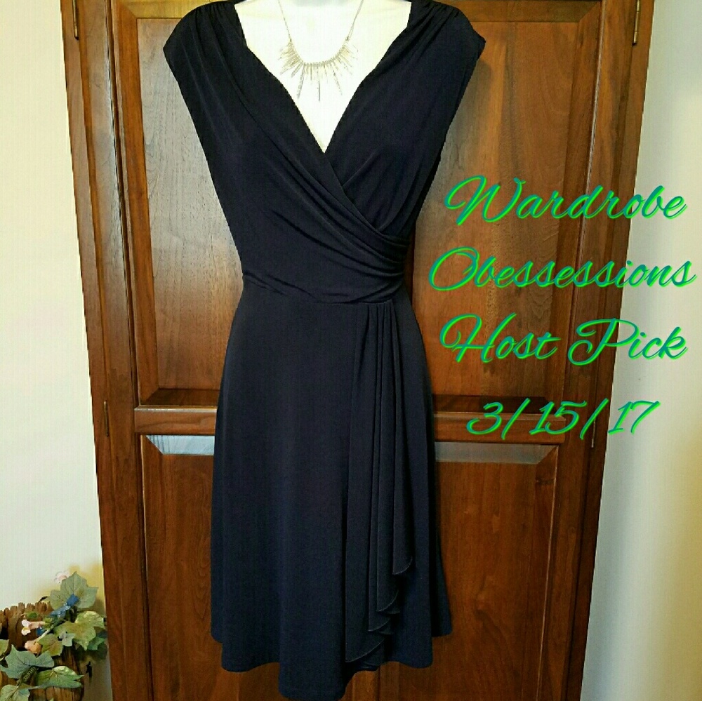 🎉HP🎉Navy blue v-neck dress??