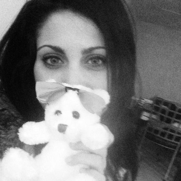 Meet your Posher, Danielle - Picture 2 of 2